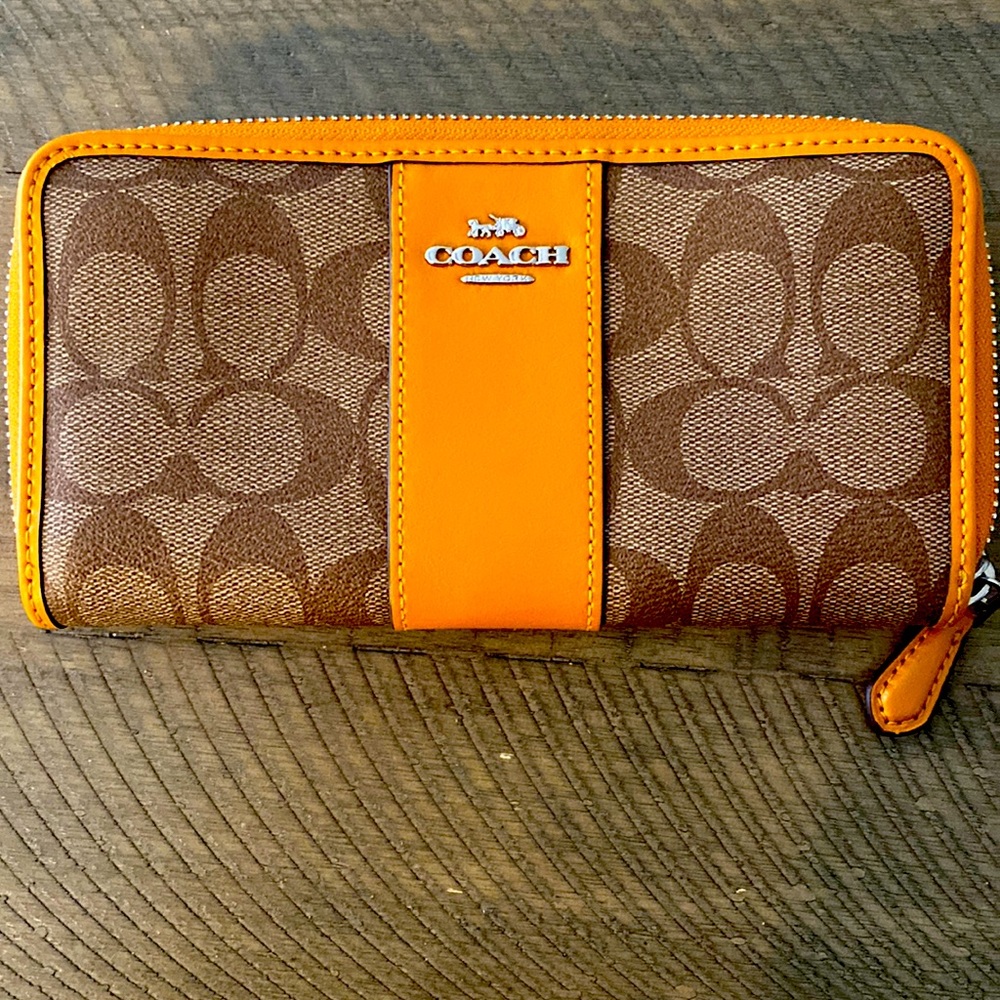 Authentic Coach accordion wallet. New without tags. Bought but never used.